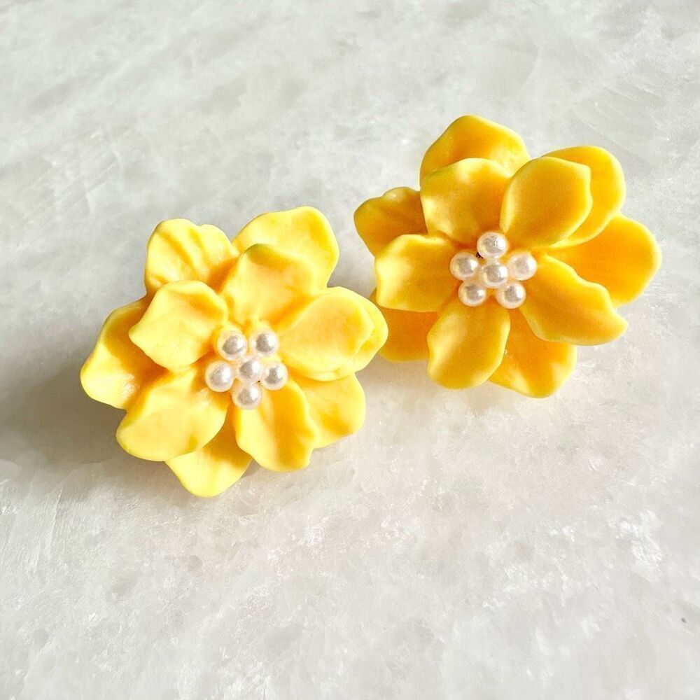 yellow flowerโwith pearl detail stud flowerโearrings